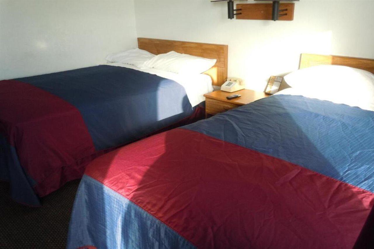 Travelodge By Wyndham Grand Rapids North Уолкер Экстерьер фото