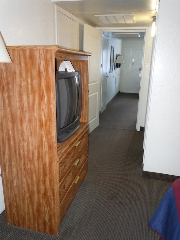 Travelodge By Wyndham Grand Rapids North Уолкер Экстерьер фото