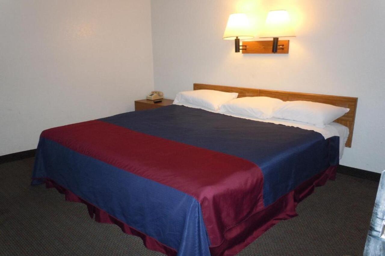 Travelodge By Wyndham Grand Rapids North Уолкер Экстерьер фото