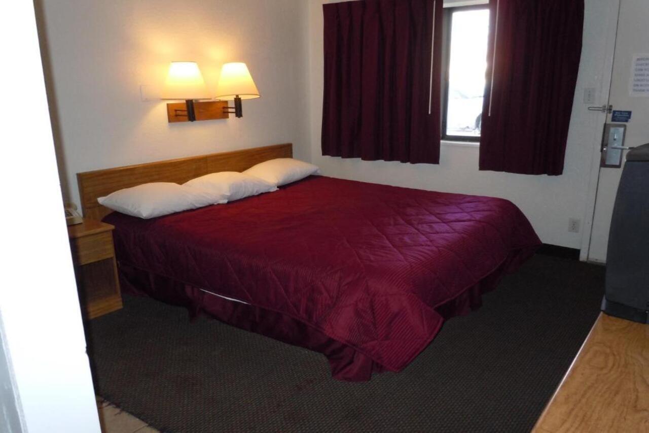 Travelodge By Wyndham Grand Rapids North Уолкер Экстерьер фото