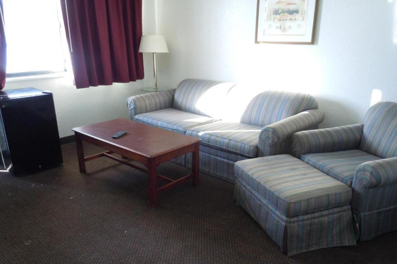 Travelodge By Wyndham Grand Rapids North Уолкер Экстерьер фото