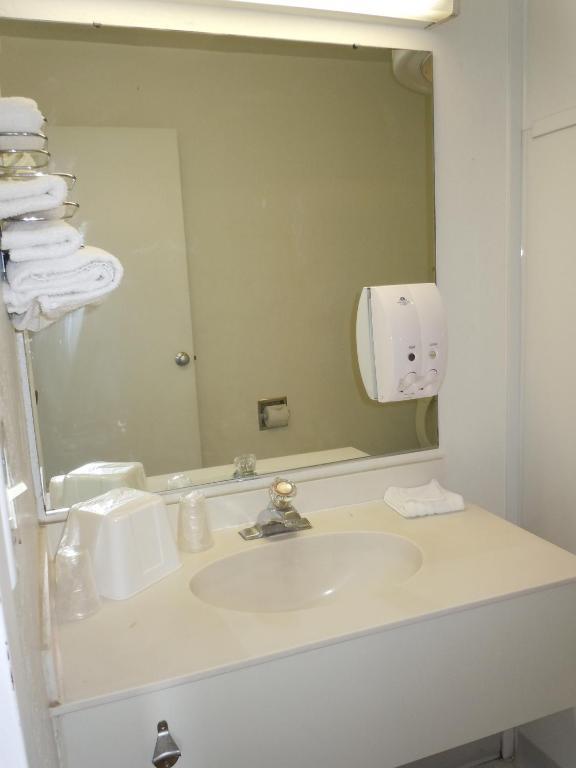 Travelodge By Wyndham Grand Rapids North Уолкер Номер фото
