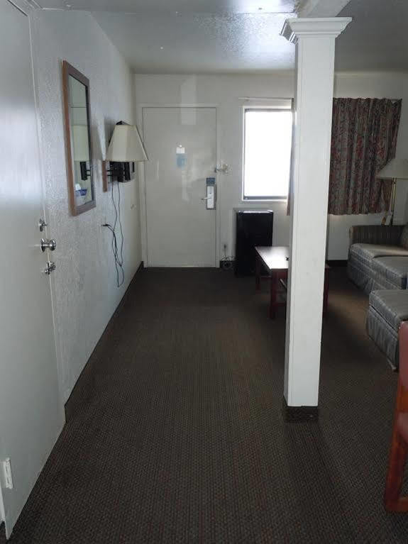 Travelodge By Wyndham Grand Rapids North Уолкер Экстерьер фото